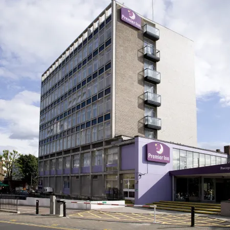 Premier Inn London Putney Bridge Отели рядом с достопримечательностью «Парк Уимблдон-Коммон»