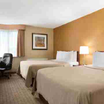 Travelodge by Wyndham Toronto East Rooms