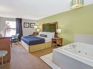 Days Inn by Wyndham Great Lakes - N. Chicago