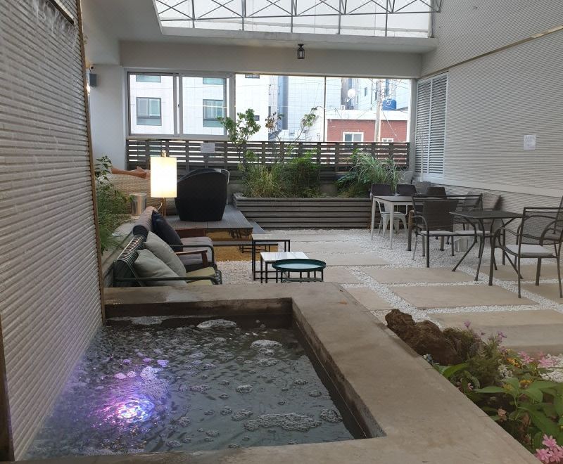 [덴바스타 시그니쳐 호텔의 스타일러가 보이는 객실 이미지]