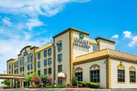 Quality Inn & Suites Hotels near Rock City Gardens