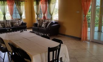 Holiday House Second Floor Ste - Housity