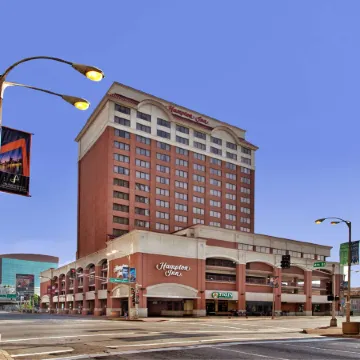Hampton Inn St. Louis-Downtown (at the Gateway Arch) Отели рядом с достопримечательностью «Старое здание суда»