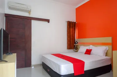 RedDoorz Syariah near Alun Alun Kota Rembang Hotel dekat LB KARTINI PUSAT BELANJA HP DAN ACC TERLENGKAP