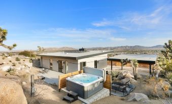 Desert Ridge - Hot Tub, Fire Pit, BBQ, Out Door Shower & Incredi 2 Bedroom Home by RedAwning