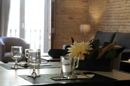 Mon Suites San Martin Отели рядом с достопримечательностью «Font de la Plaça de l'Ajuntament»