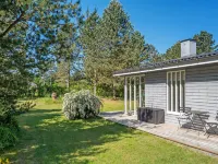 "Torhild" - 150m from the Sea Hotels in Martofte