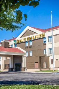Best 10 Hotels Near Walgreens Pharmacy at Truman Medical Center - Lakewood  from USD 131/Night-Kansas City for 2023 
