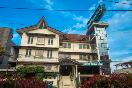Surya Asia Hotel Отели в г. Вонособо