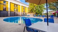 Best Western Plus Bloomington East Hotel - Pools