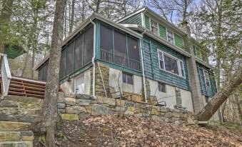 Dainty New Preston Cottage w/ Dock & Lake Views!