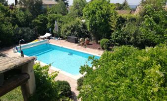 Villa with Swimming Pool Near Aix en Provence
