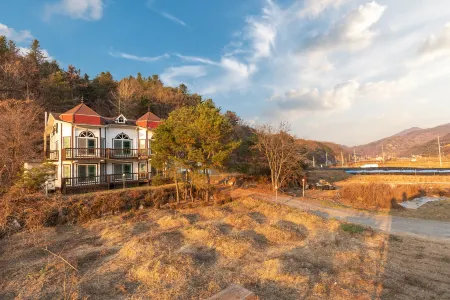 Hongcheon Vivaldi Castle Pension Отели рядом с достопримечательностью «Palbongsan Tourist Site»