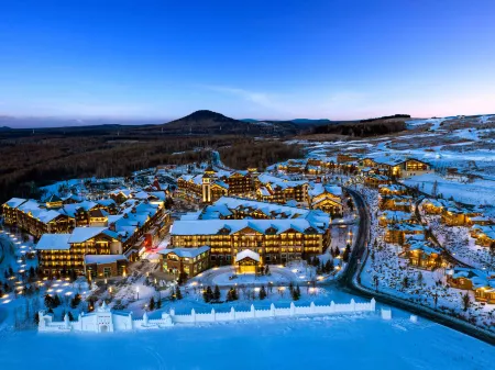 Changbai Mountain Huamei Resort Lufa Swissotel Hotel Отели рядом с достопримечательностью «Yuanxianghu Ice and Snow Paradise»