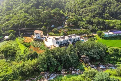 Goryeong Stay Forest Pension (Pool) Hotel di Goryeong-gun