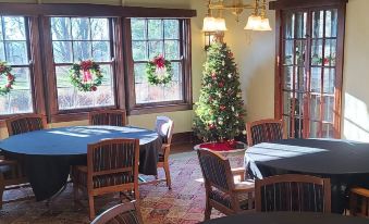 Four Mounds Inn