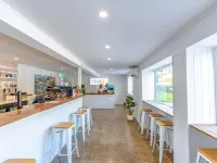 Surf Inn Boutique Backpackers - Free Breakfast Hotels in Gold Coast