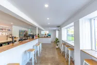 Surf Inn Boutique Backpackers - Free Breakfast Hotels in Benowa