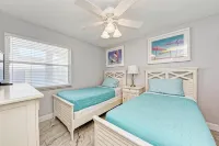 August Deals • Amazing Location • Private Deck • Pool - balcony