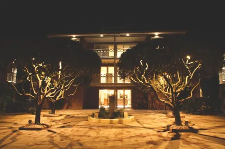 Best Western Plus Hyères Côte d'Azur Отели рядом с достопримечательностью «Le château Forbin»