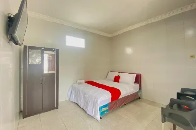 RedDoorz Plus Near Cito Mall Surabaya Hotels in Wonocolo