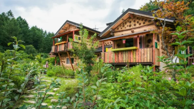 平昌獨播樹世界旅館 鄰近香草王國農園的酒店
