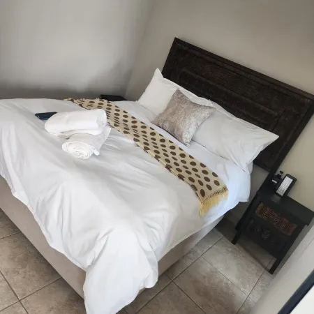 Khutsong Apartmentss Отели в г. Секунда