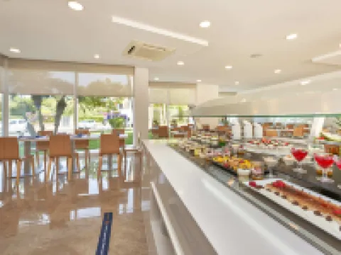 Globales Cala Bona โรงแรมในLlevant