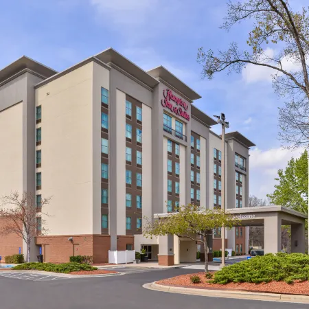 Hampton Inn & Suites Charlotte-Arrowood Rd. Отели рядом с достопримечательностью «Торговый центр SouthPark»