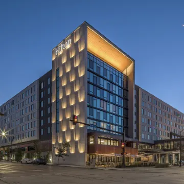 Hilton des Moines Downtown Hotels near Grand View University