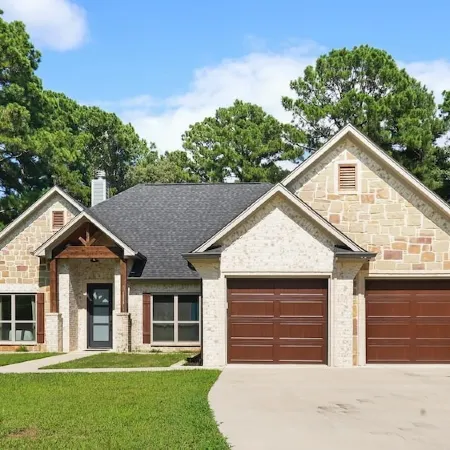 Beautiful 3-bedroom, 2 Bath New Build Home on Lake Palestine with WiFi, AC