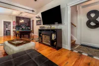 Majestic & Relaxing Home w/ 3 Beds Pool Table Bar! Sleeps 8