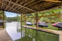 Lakefront 3-bedroom cottage on Watts Bar Lake with boat slip!