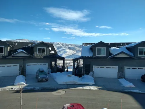 Spacious Townhome Centrally Located, Pet Friendly, Hot Tub & Bonus Basement Room