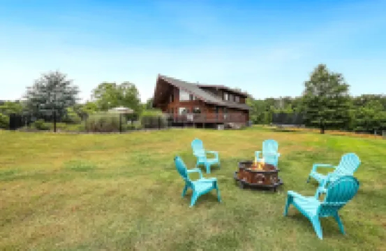 Hardwood Chalet-Pool, Hot tub, fireplace