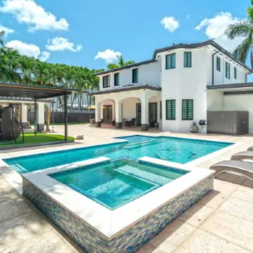 Tropical deluxe villa- weekly and monthly discounts available