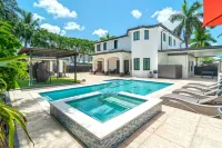 Tropical deluxe villa- weekly and monthly discounts available