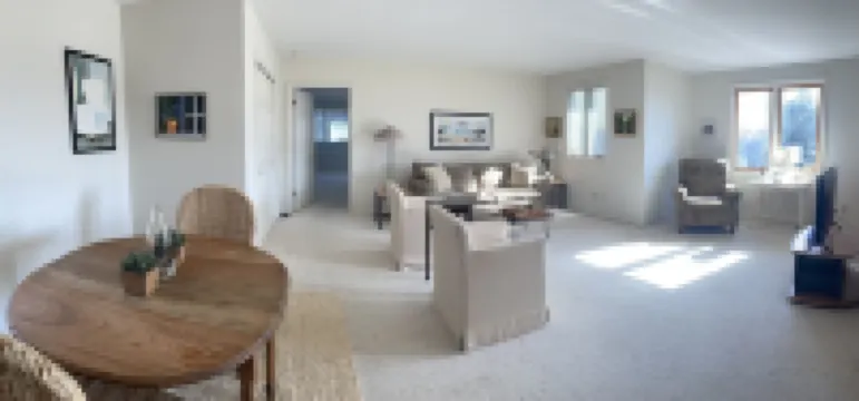 Easy walk to the beach, harbor and downtown, sleeps 6!