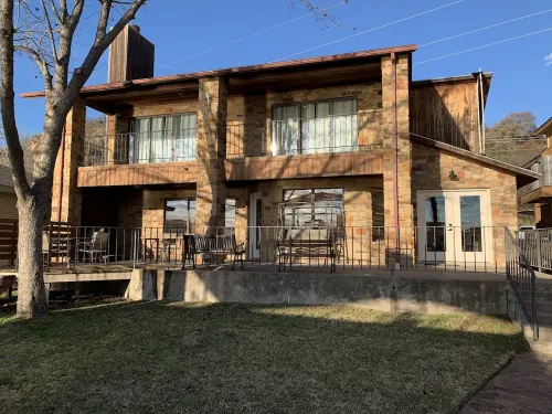 Open water on LBJ!! Great for family gatherings, or just a lake getaway.