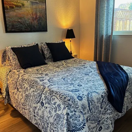 Cozy townhome with backyard retreat! Minutes to wineries and downtown.
