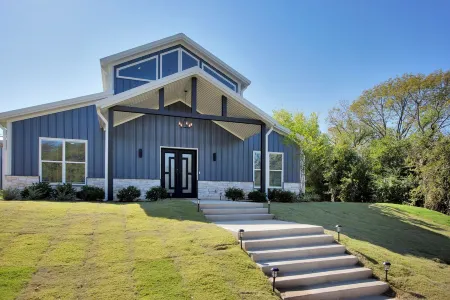 5 minutes to Beautiful Lake Texoma! Sleeps 12 people and Pet-Friendly!