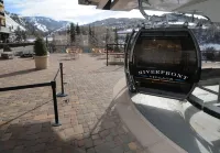 Steps from Riverfront Gondola, Modern Cozy Condo, Free Underground Parking