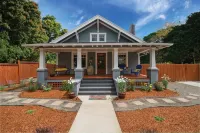 Location! Historic Downtown~Cowls Bungalow & Carriage House, Fenced Dog-Friendly