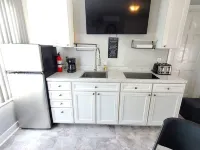 The Corner Apartment. In the Heart ❤️ of Anderson.