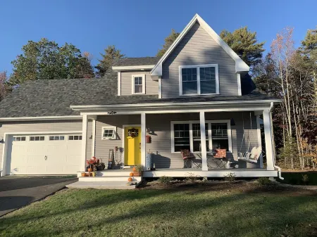 Large suite/private bath/private entrance on quiet street near Thomas Pt. Beach