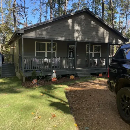 New Cabin in woods at pickwick.  3 BR 2 bath,  near Stateline ramp & state park