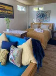 Casita w/Mountain Views, kitchenette, bathroom,queen bed, 20 min to the beach