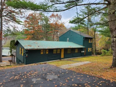 The Owl of Lake George 2 BR deck lake views fireplace Отели рядом с достопримечательностью «Long Island»