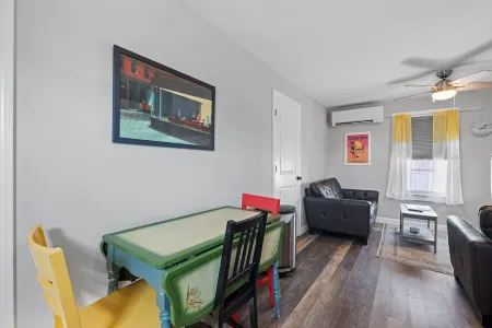 Steps from Hampton Beach and all entertainment! 2 bedrooms, pet friendly! Отели рядом с достопримечательностью «Casino Ballroom»