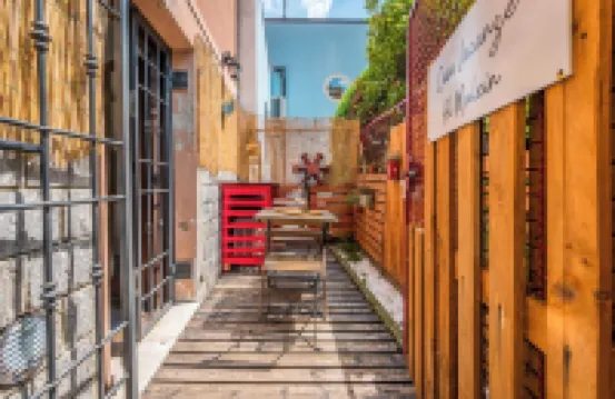 [DOWNTOWN MODENA WITH PARKING AND SMALL GARDEN] AT THE MULEIN